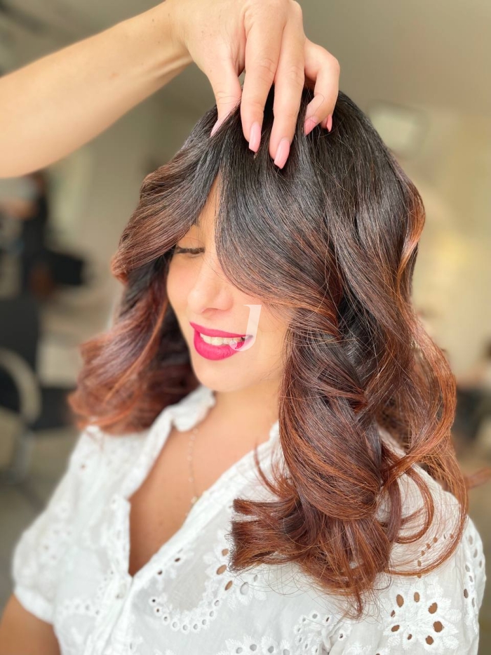 Foto di donna con capelli lunghi ramato scuro