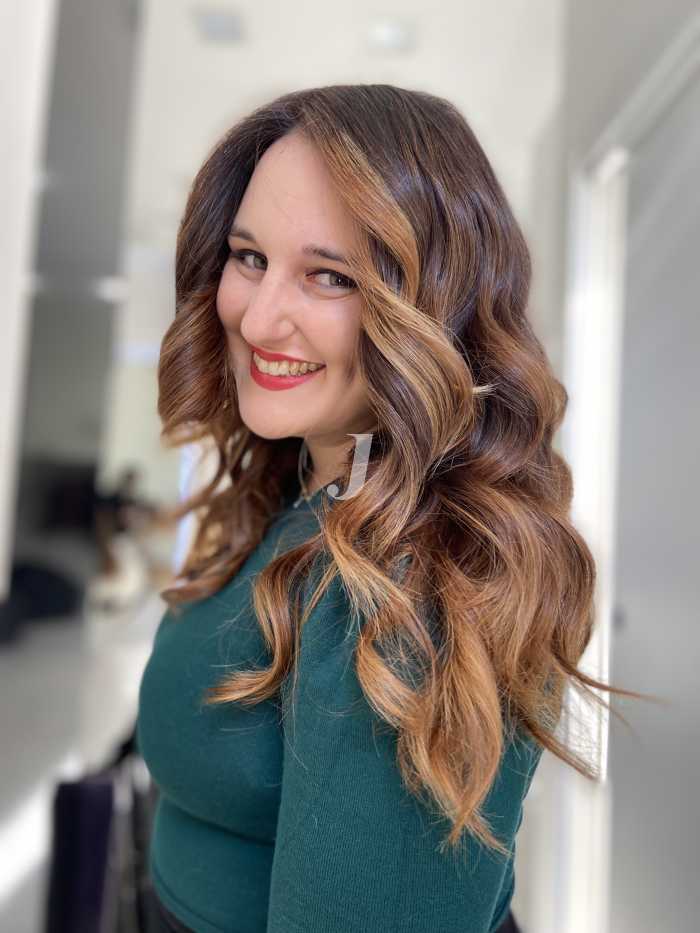 Foto di donna con capelli lunghi ramato scuro