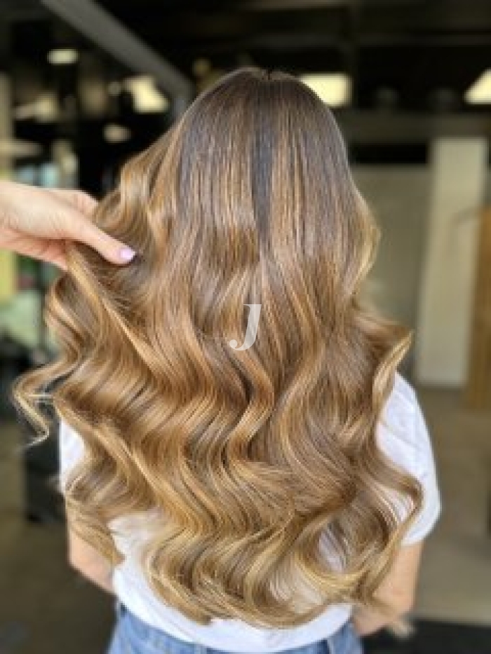 Foto di donna con capelli lunghi biondo medio dorato