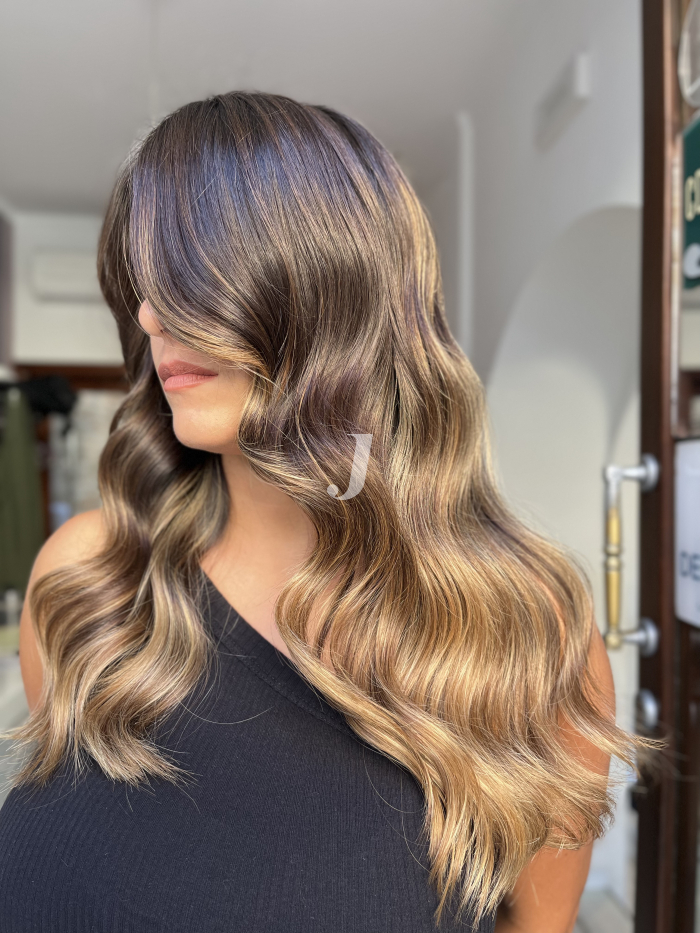 Foto di donna con capelli lunghi biondo medio dorato