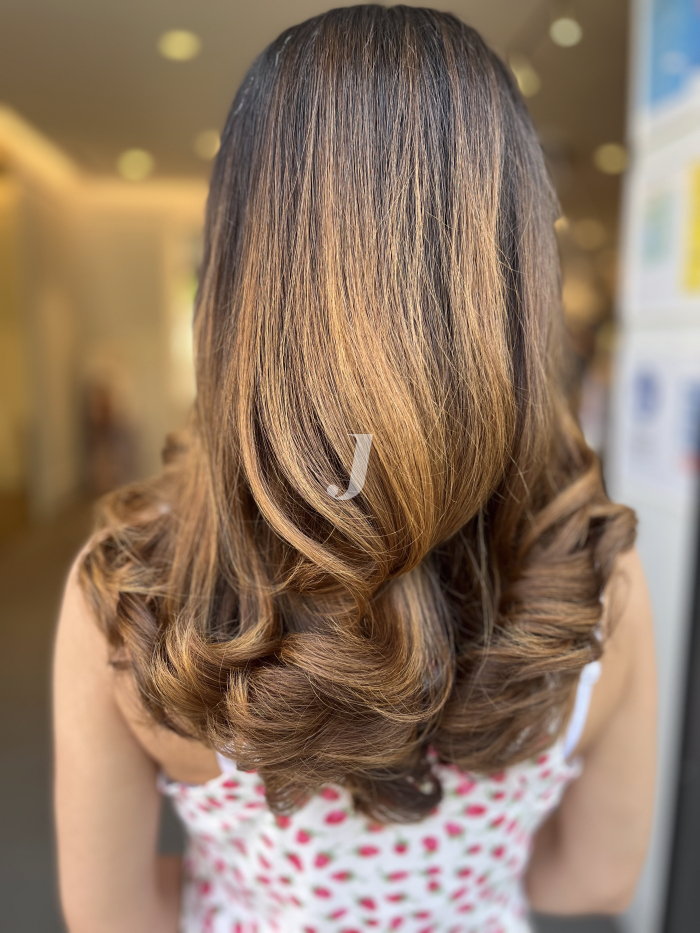 Foto di donna con capelli lunghi biondo medio dorato