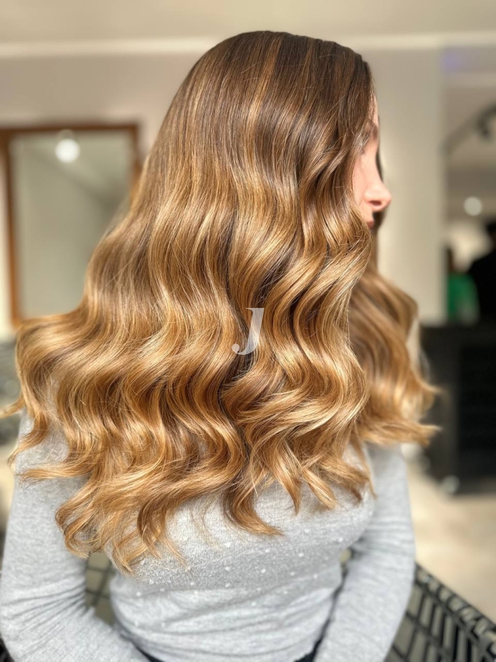 Foto di donna con capelli lunghi biondo medio dorato