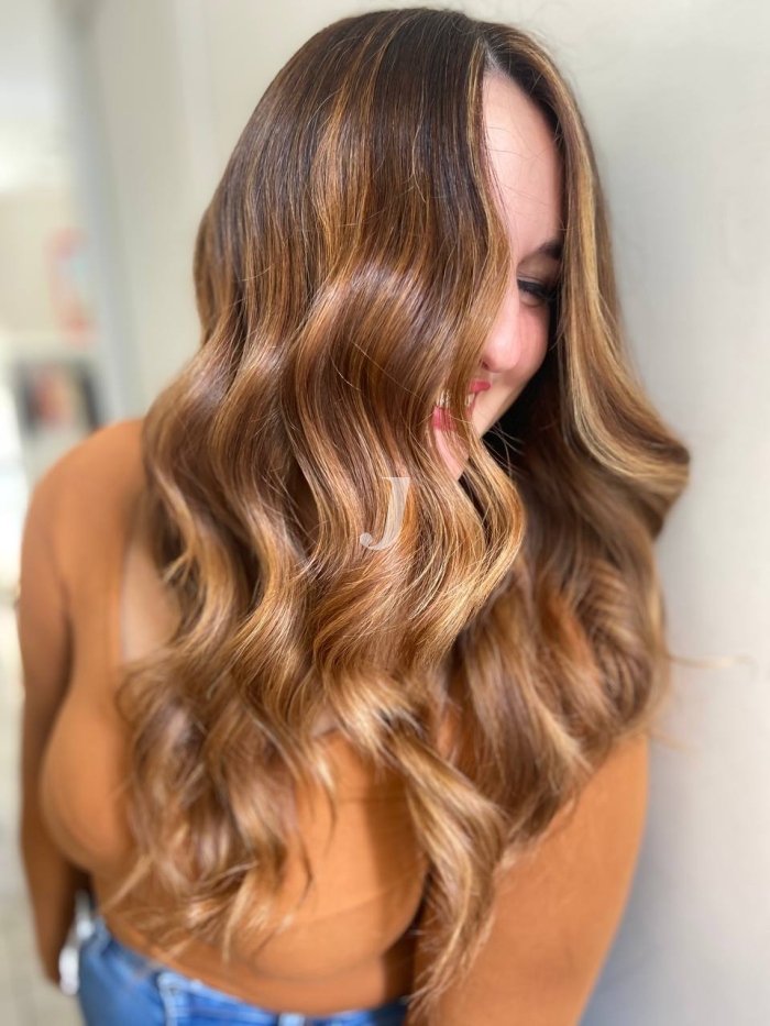 Foto di donna con capelli lunghi biondo medio dorato