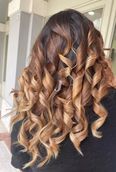 Foto di donna con capelli lunghi biondo medio dorato