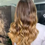 Foto di donna con capelli lunghi biondo medio dorato