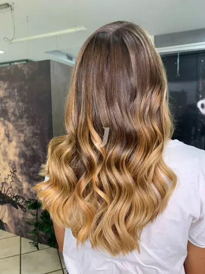 Foto di donna con capelli lunghi biondo medio dorato