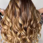 Foto di donna con capelli lunghi biondo medio dorato