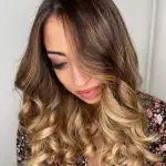 Foto di donna con capelli lunghi biondo medio dorato