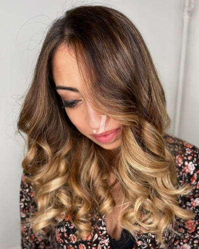 Foto di donna con capelli lunghi biondo medio dorato