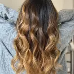 Foto di donna con capelli lunghi biondo medio dorato