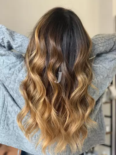 Foto di donna con capelli lunghi biondo medio dorato