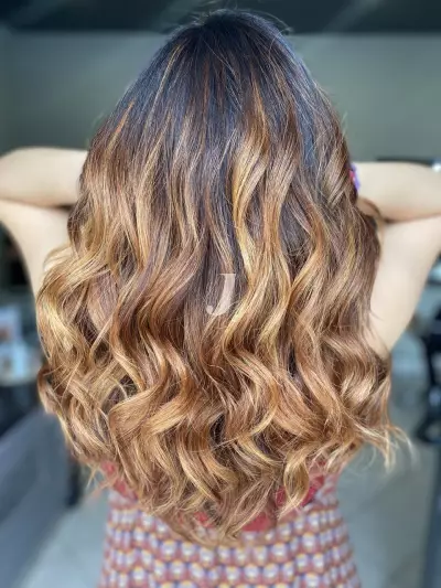 Foto di donna con capelli lunghi biondo medio dorato