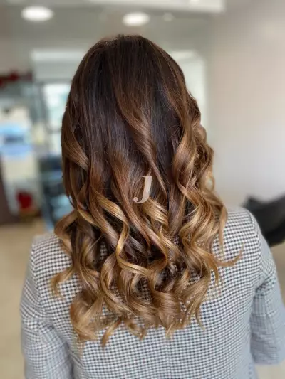 Foto di donna con capelli lunghi biondo medio dorato