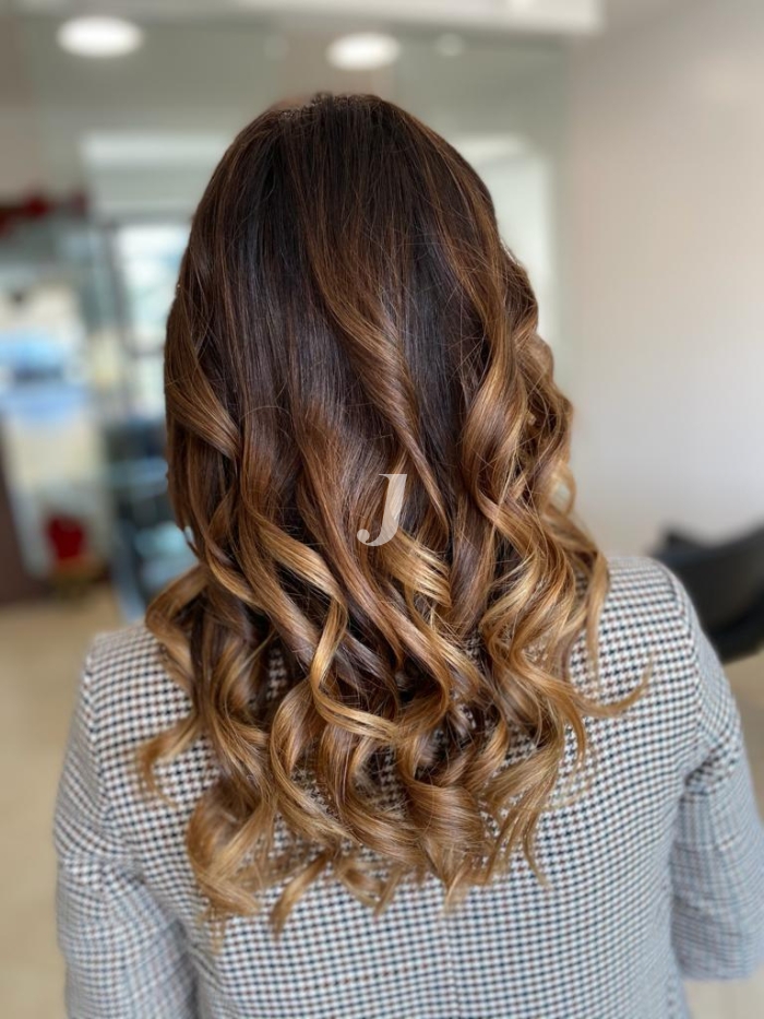 Foto di donna con capelli lunghi biondo medio dorato