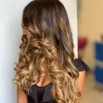 Foto di donna con capelli lunghi biondo medio dorato