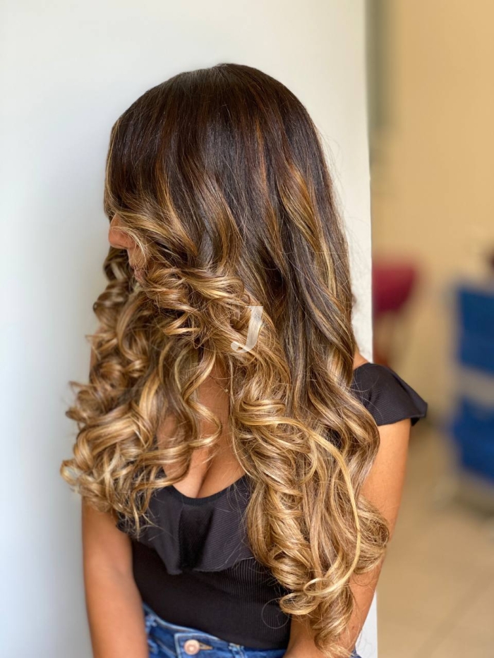 Foto di donna con capelli lunghi biondo medio dorato