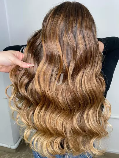 Foto di donna con capelli lunghi biondo medio dorato