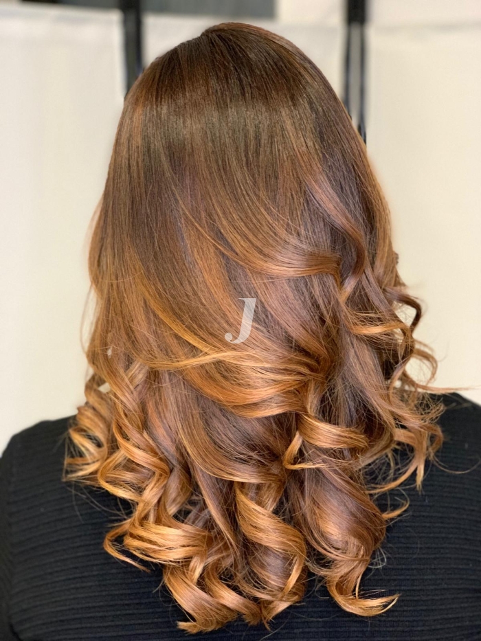 Foto di donna con capelli lunghi biondo medio dorato