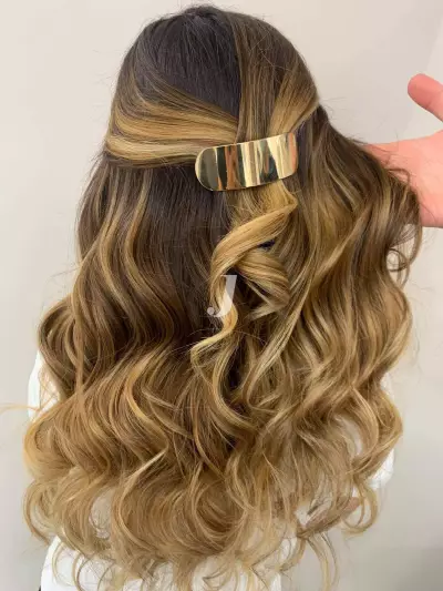 Foto di donna con capelli lunghi biondo medio dorato