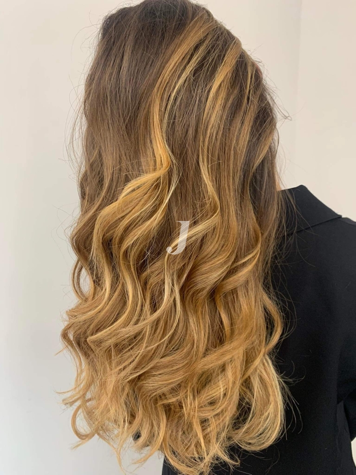 Foto di donna con capelli lunghi biondo medio dorato