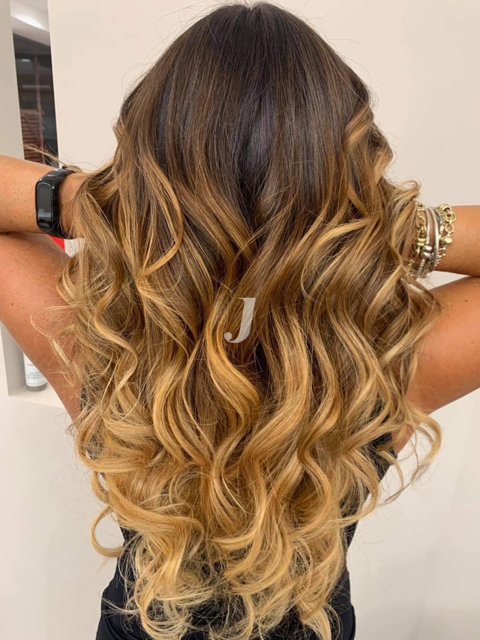 Foto di donna con capelli lunghi biondo medio dorato