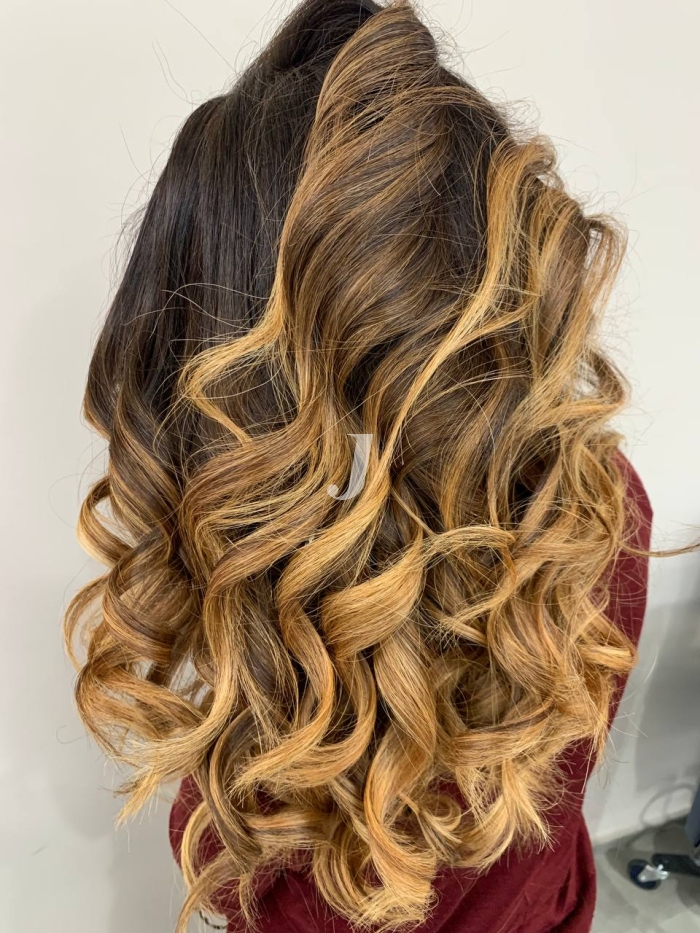 Foto di donna con capelli lunghi biondo medio dorato