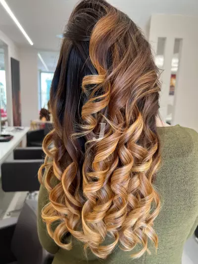 Foto di donna con capelli lunghi biondo medio dorato