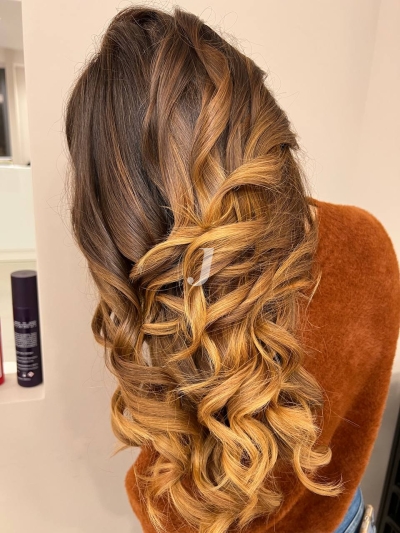 Foto di donna con capelli lunghi biondo medio dorato