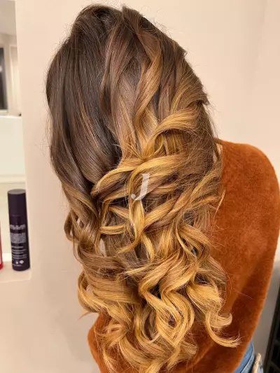 Foto di donna con capelli lunghi biondo medio dorato