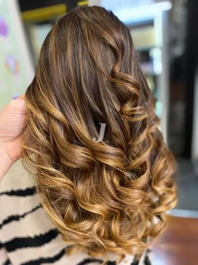 Foto di donna con capelli lunghi biondo medio dorato