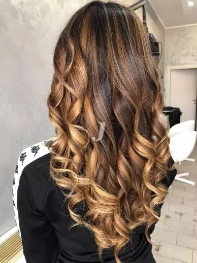 Foto di donna con capelli lunghi biondo medio dorato