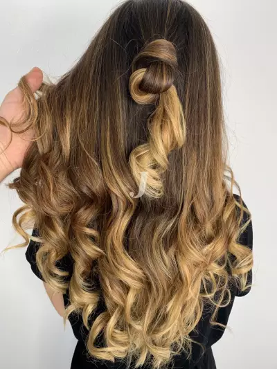 Foto di donna con capelli lunghi biondo medio dorato