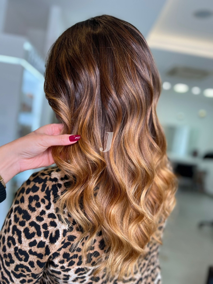 Foto di donna con capelli lunghi biondo medio dorato