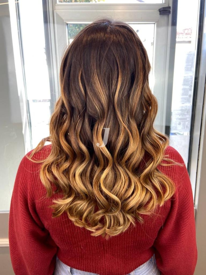 Foto di donna con capelli lunghi biondo medio dorato