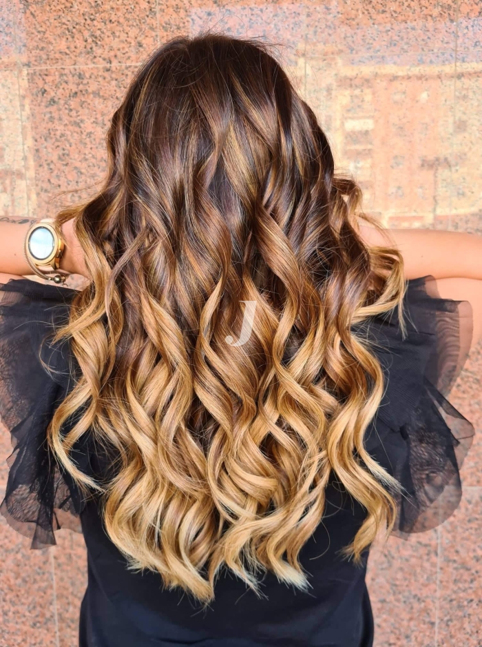 Foto di donna con capelli lunghi biondo medio dorato