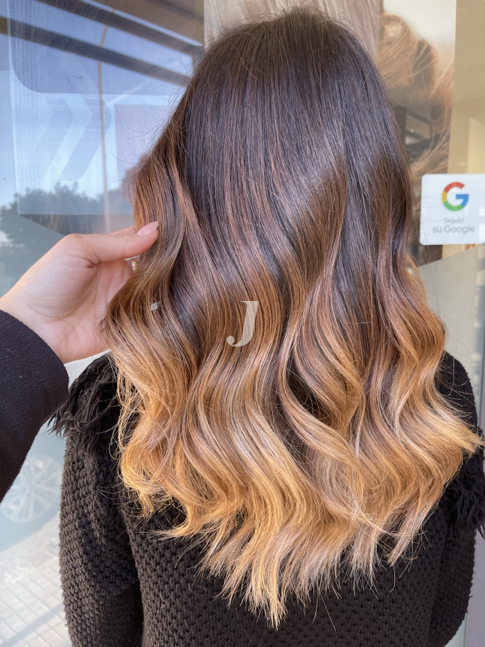 Foto di donna con capelli lunghi biondo medio dorato