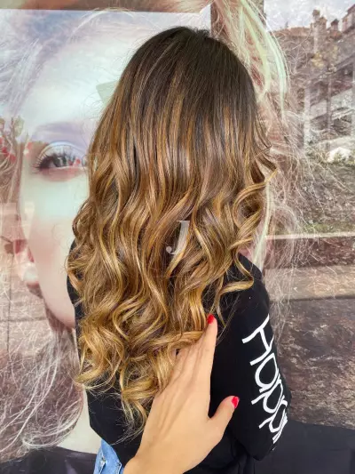 Foto di donna con capelli lunghi biondo medio dorato