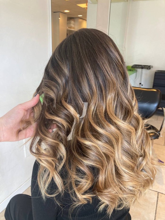 Foto di donna con capelli lunghi biondo medio dorato