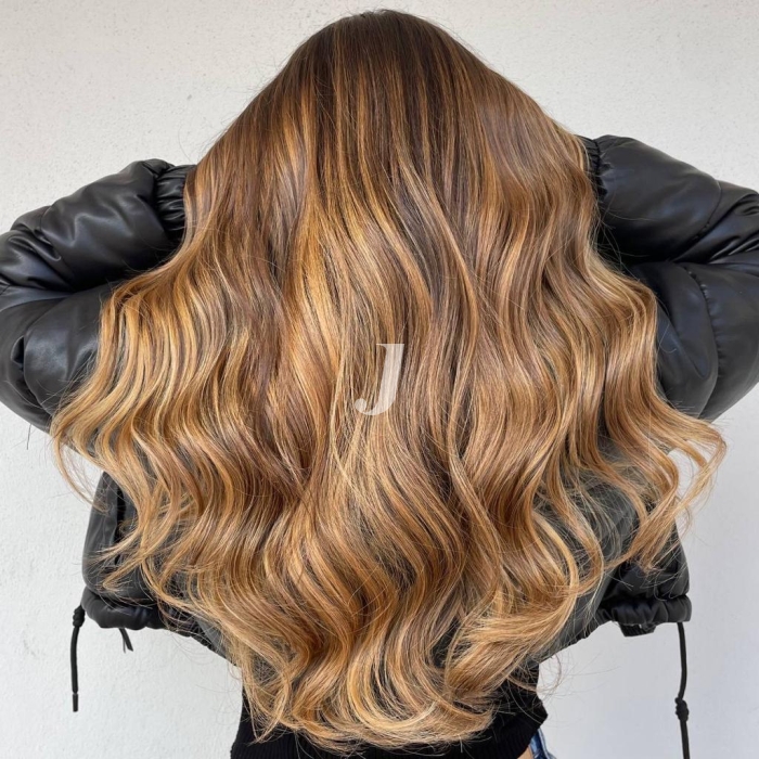 Foto di donna con capelli lunghi biondo medio dorato