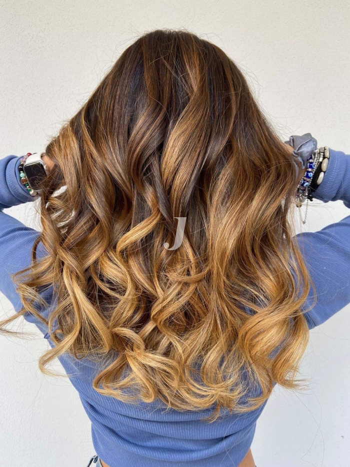 Foto di donna con capelli lunghi biondo medio dorato