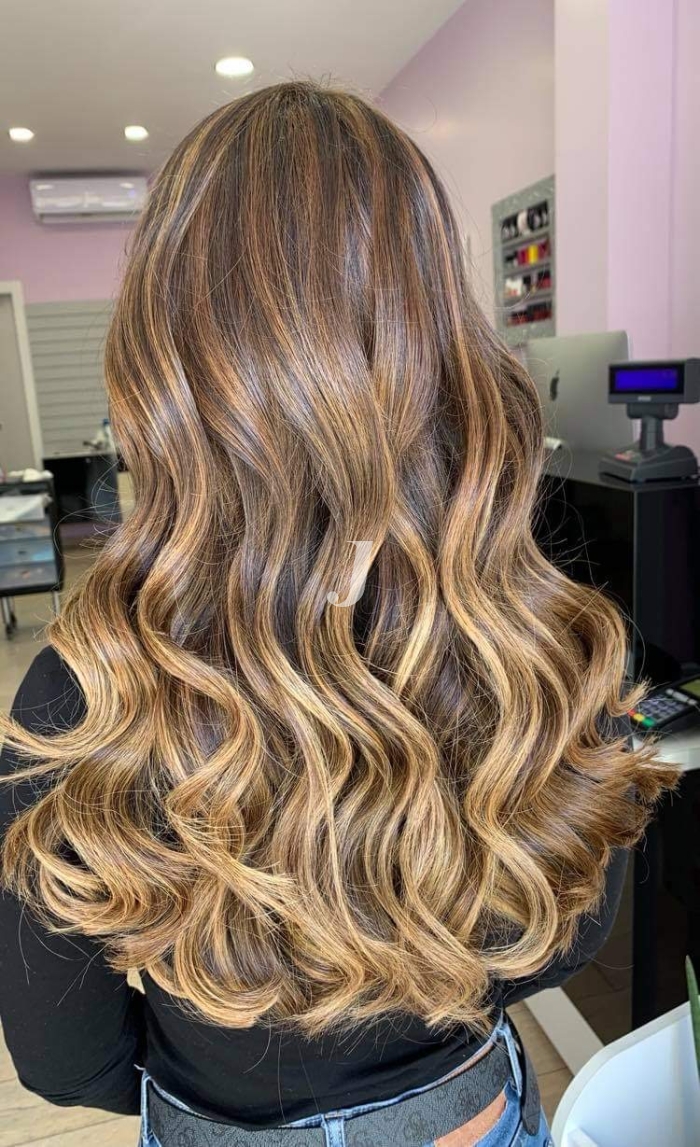 Foto di donna con capelli lunghi biondo medio dorato