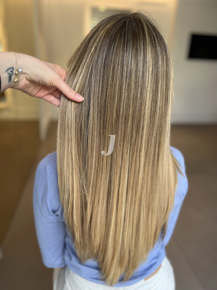 Foto di donna con capelli lunghi biondo medio sabbia