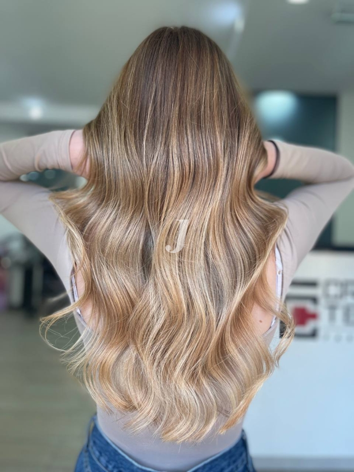 Foto di donna con capelli lunghi biondo medio sabbia