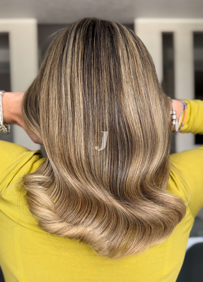 Foto di donna con capelli lunghi biondo medio sabbia
