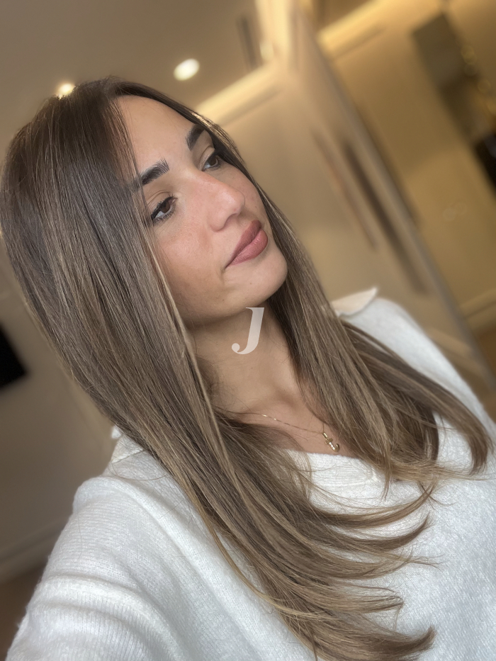 Foto di donna con capelli lunghi biondo medio sabbia