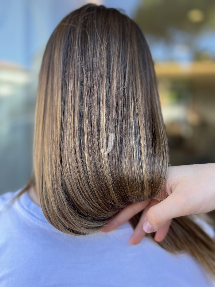 Foto di donna con capelli lunghi biondo medio sabbia