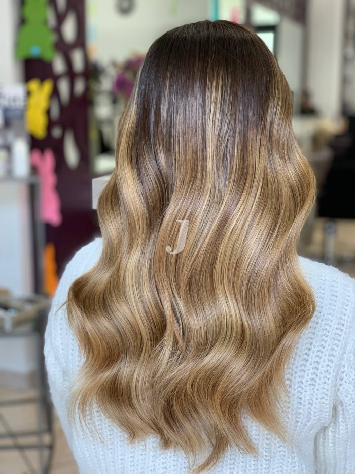 Foto di donna con capelli lunghi biondo medio sabbia