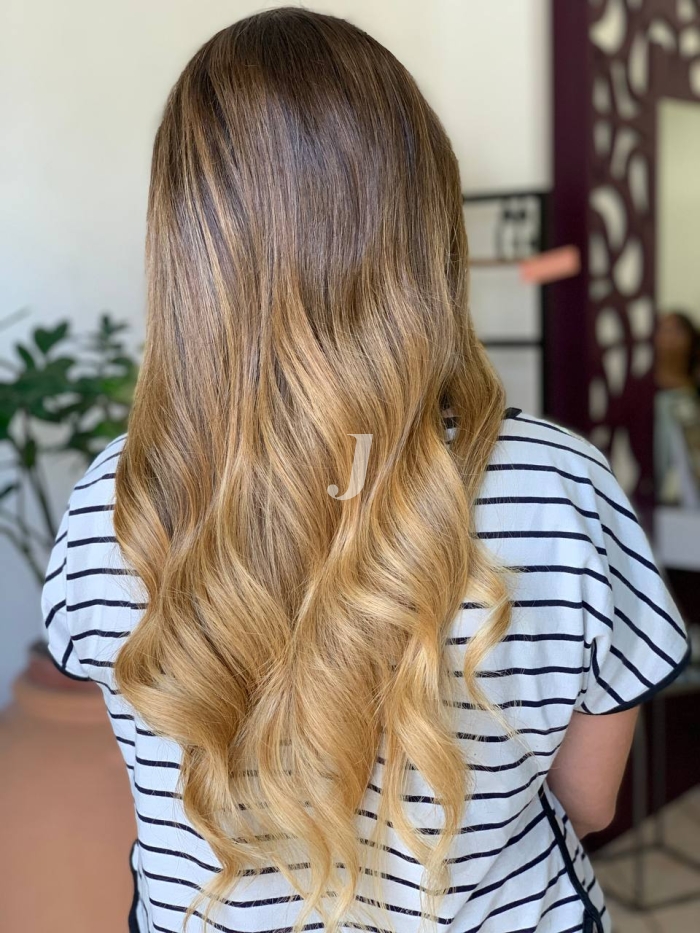 Foto di donna con capelli lunghi biondo medio sabbia