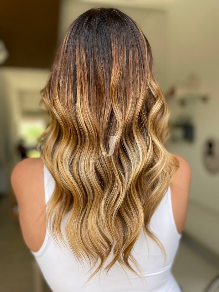 Foto di donna con capelli lunghi biondo medio sabbia