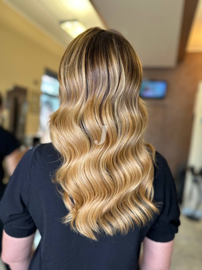 Foto di donna con capelli lunghi biondo medio sabbia